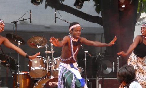 Un homme danse sur une scène