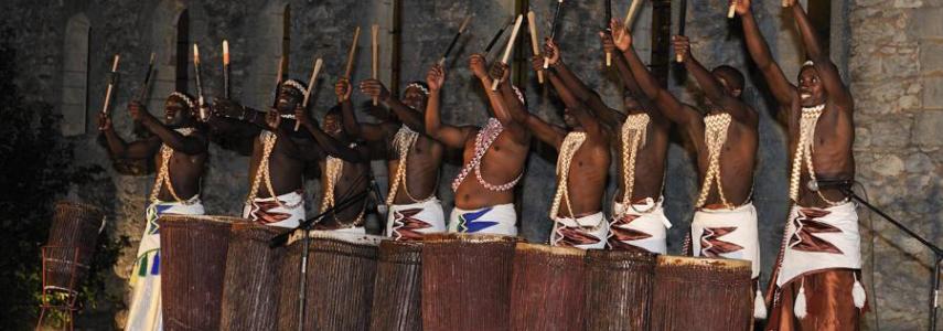 Une rangée d'hommes avec leur tambours